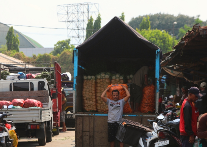 INFLASI RENDAH: Pedagang pasar Ngronggo mengangkut sayuran yang baru didatangkan menggunakan truk sayur