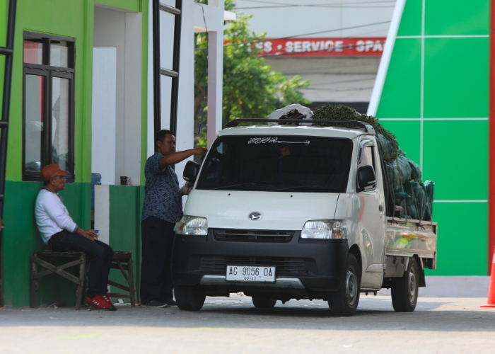CERUK PAD: Petugas memberikan karcis parkir kendaraan yang masuk Pasar Grosir Ngronggo sekitar pukul 16.00 kemarin