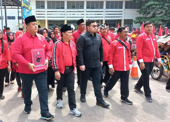 Pengurus PDI Perjuangan saat mendaftarkan calon legislatif di KPU Kabupaten Kediri.