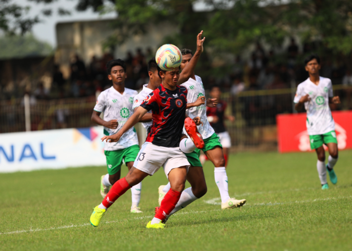 KERAS: Pemain Persedikab Kediri mendapat hadangan pemain PSIK Klaten saat berlaga di Stadion Canda Bhirawa Pare.
