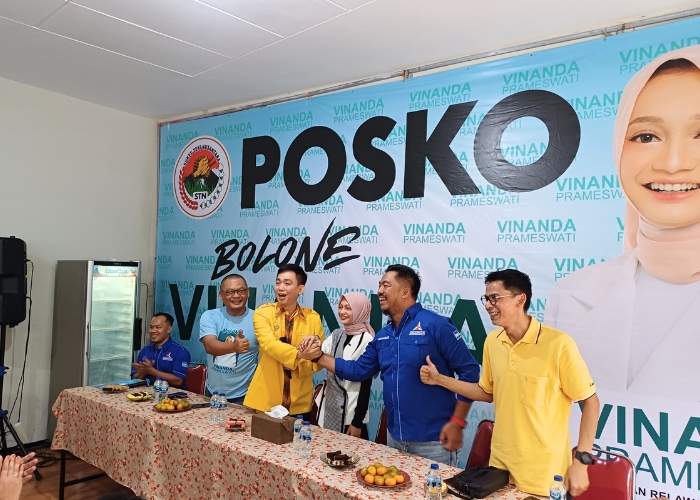 BERKOALISI: Ketua DPD Golkar Kota Kediri Sudjono Teguh Widjaja dan Ketua DPC Demokrat Kota Kediri Ashari mengapit Vinanda Prameswati yang akan diusung di pilkada&nbsp;November&nbsp;nanti.