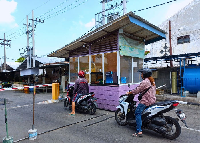 POTENSI TINGGI: Petugas memungut retribusi parkir di Pasar Setonobetek Kota Kediri.