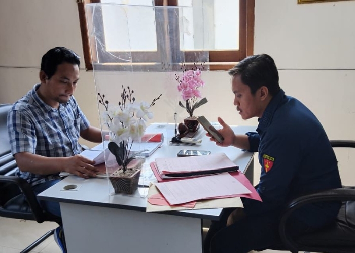 PENGGELAPAN: Jaksa berkomunikasi dengan tersangka lewat gawai. Polisi menyerahkan berkas ke Kejari