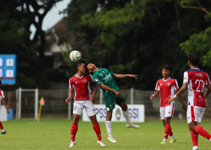 ADU KEPALA: Kapten Persedikab Kediri Eka Sama berduel dengan pemain PS Peureulak pada laga grup O di Stadion Canda Bhirawa Pare Kabupaten Kediri.