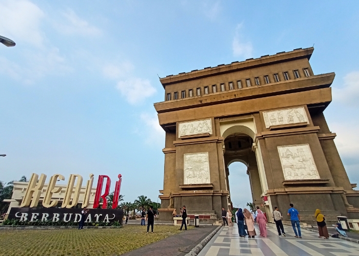RAMAI: Wisata Taman Terbuka Hijau di kawasan Monumen Simpang Lima Gumul dipadati pengunjung saat libur panjang. Para pengunjung tidak hanya menikmati pemandangan yang indah tetapi juga disuguhkan kuli