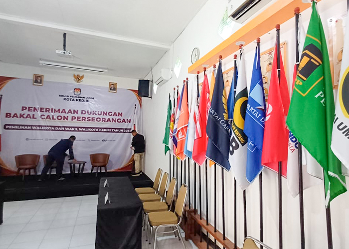 SIAP VERIFIKASI: Pegawai KPU menata ruangan yang akan digunakan untuk menerima dukungan calon jalur perseorangan.