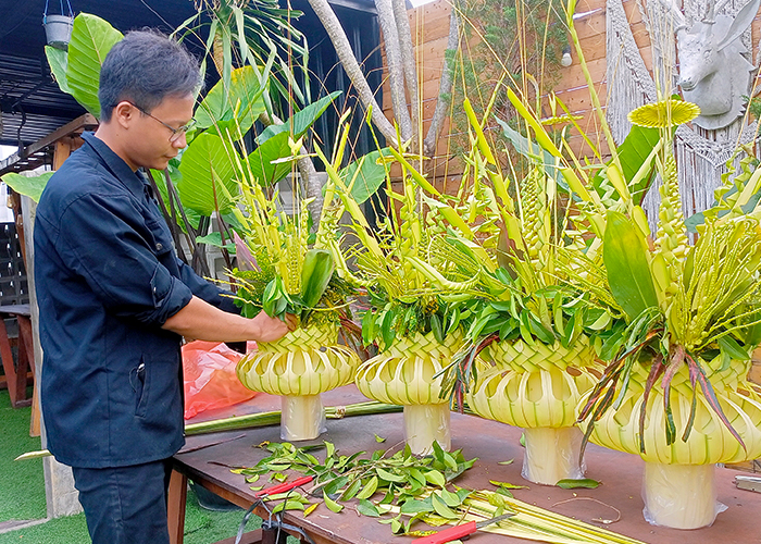 KREATIF: Misbah merakit dan menata kembar mayang di rumah seseorang yang melakukan pemesanan.