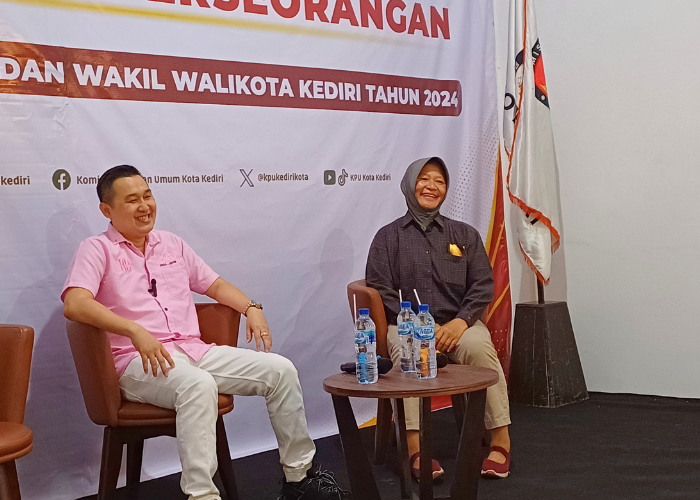 GAYENG: Ronny berdiskusi dengan komisioner KPU usai menyerahkan dukungan.