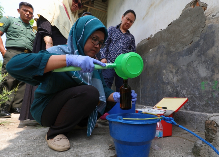 TREATMENT TAHAP II: Tim dari Institut Teknologi Sepuluh Nopember (ITS) Surabaya mengambil sampel air di 14 sumur yang tercemar minyak di Kelurahan Tempurejo, Pesantren kemarin.