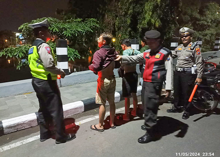 TERPENGARUH ALKOHOL: Tim Patroli Polsek Mojoroto saat membubarkan remaja yang membikin onar di sekitar Jembatan Brawijaya Kediri.