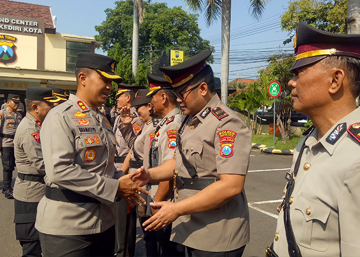 Kapolres AKBP Bramastyo Priaji memberi selamat kepada Iptu Fathur Rozikin.