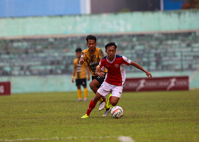 FOKUS: Pemain Persedikab Rian Hidayat menggiring bola meski diganggu pemain Tri Brata Rafflesia FC di Stadion Gajayana (14/5).