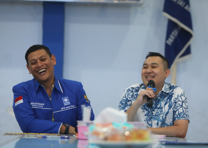 SAMAKAN VISI: Ketua DPD PAN Kota Kediri Abdullah Abu Bakar dan Ronny Siswanto berdiskusi saat mendaftar kemarin.