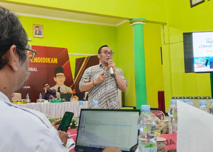 LITERASI DIGITAL: Direktur JP Radar Kediri Kurniawan Muhammad menjadi pemateri Refleksi Pendidikan yang digelar Disdik Kediri kemarin.