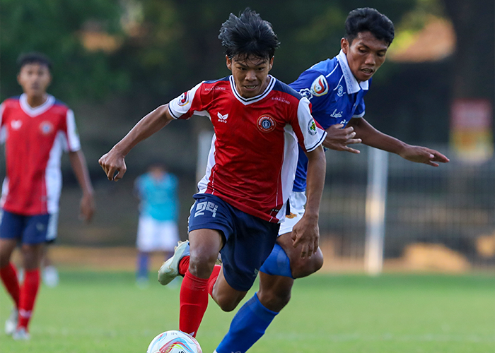 DUEL SENGIT: Pemain Persedikab berebut bola dengan lawannya