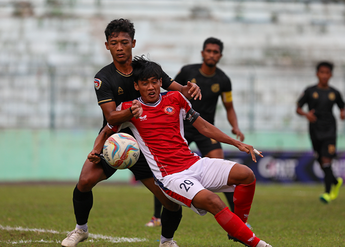 BELUM BERUNTUNG: Pemain Persedikab Kediri Ghifari Vaiz berebut bola dengan pemain NZR Sumbersari dalam laga lanjutan Babak 32 Grup 8 Liga 3 Nasional di Stadion Gajayana, Kota Malang, kemarin.