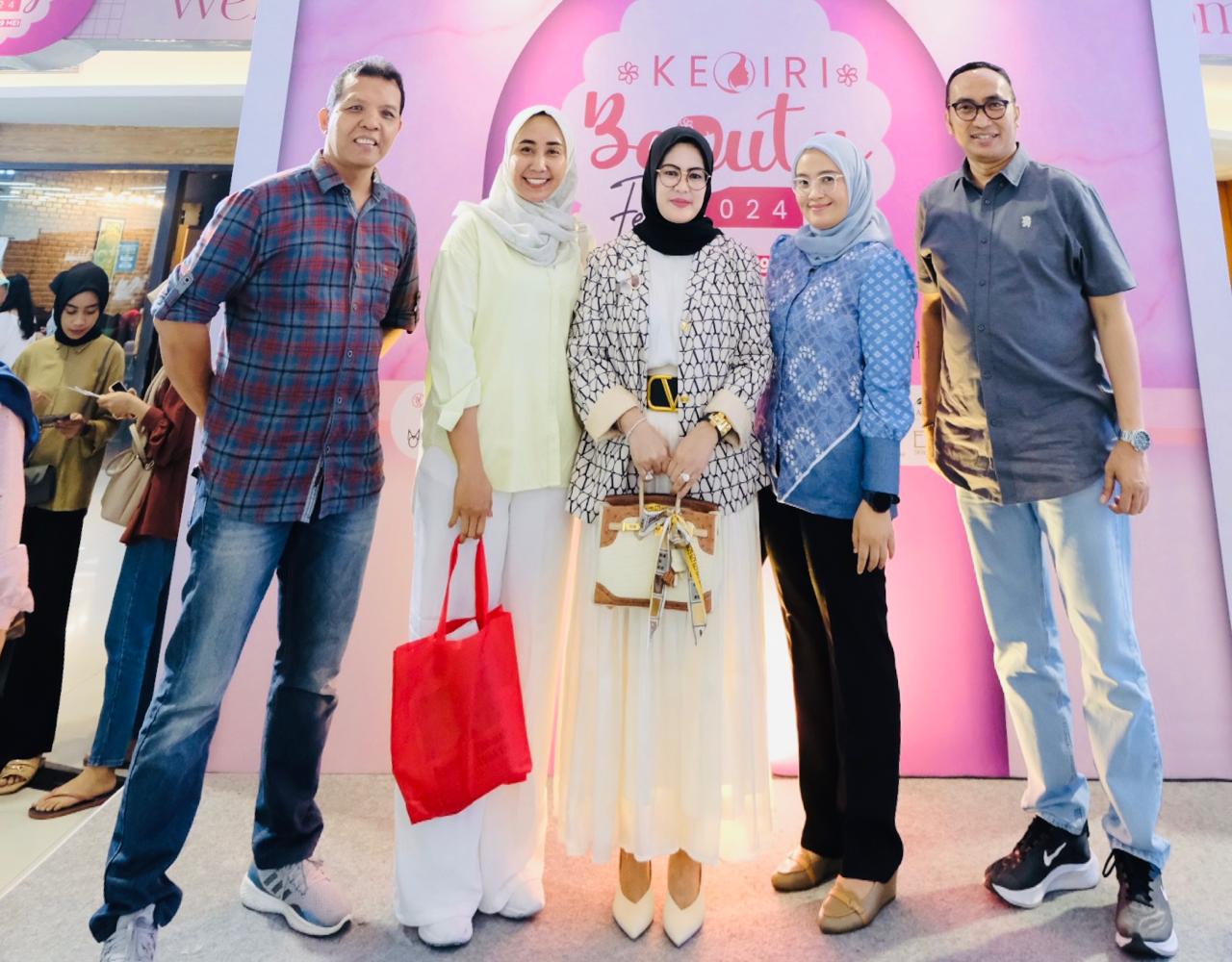 MERIAH: Bunda Ria (tengah) berfoto bersama Direktur Jawa Pos Radar Kediri Kurniawan Muhammad (paling kanan) saat pameran Kediri Beauty Fest 2024.