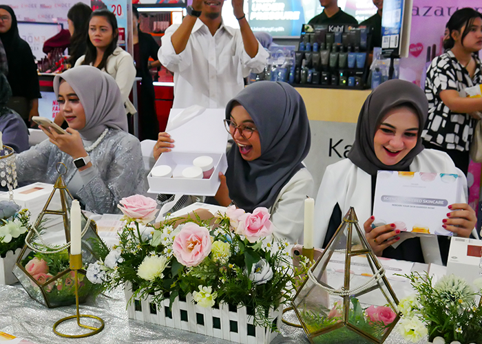 BAHAGIA: Peserta beauty class mendapatkan merchandise berupa produk kecantikan terbaru saat launching skin care Wardah kemarin.