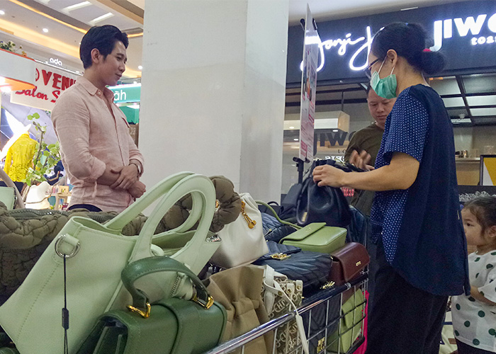 BANYAK PILIHAN: Booth produk tas kekinian Jims Honey menyediakan diskon 70 persen untuk produk tas berkualitas&nbsp;mereka.