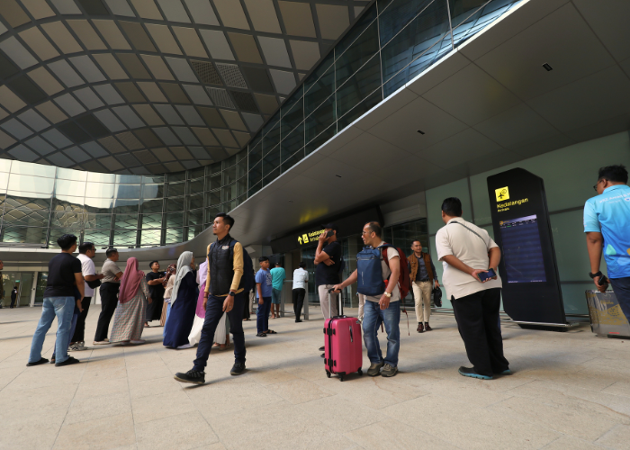 LEBIH DEKAT: Sejumlah penumpang pesawat Citilink meninggalkan Bandara Dhoho setelah mendarat, Sabtu&nbsp;pagi&nbsp;(18/5).