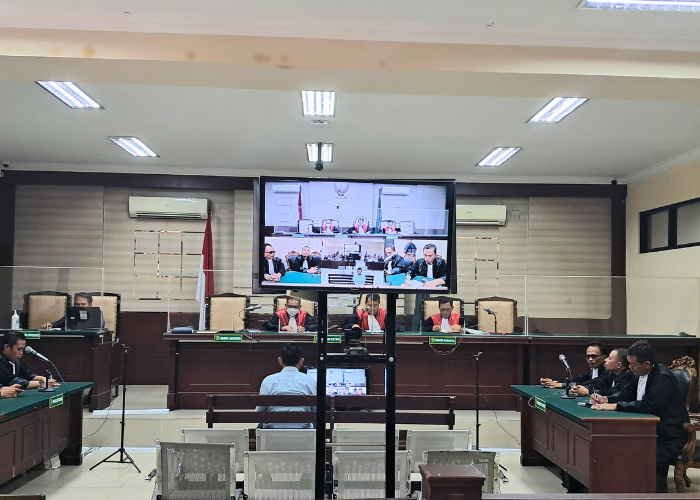 DAPAT KORTING: Terdakwa Hari Amin saat mengikuti sidang di Pengadilan Negeri Tipikor Surabaya kemarin