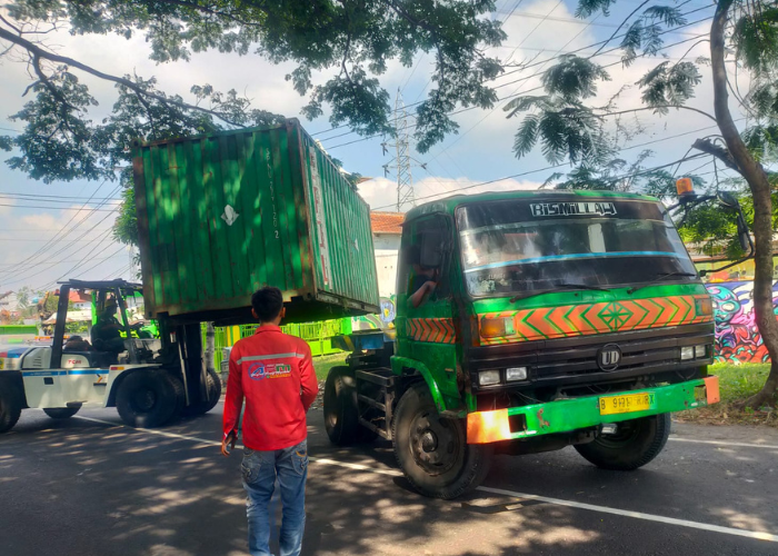 LAKA TUNGGAL: Kontainer terguling di Kelurahan Ngronggo.