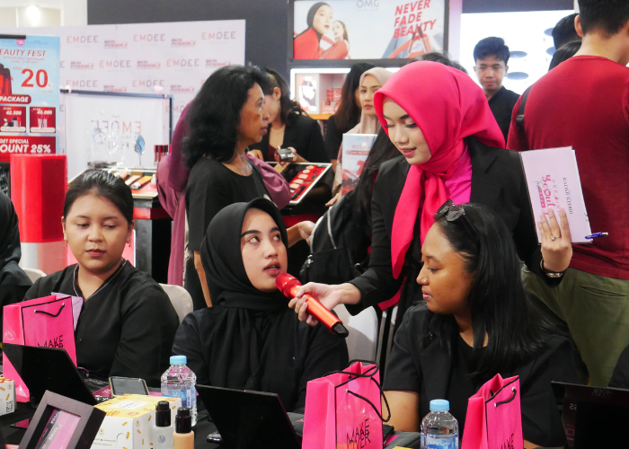 ANTUSIAS: Seorang peserta termuda mengikuti beauty class yang diadakan Make Over di Kediri Beauty Fest 2024. Program gratis Quick Facial pikat pengunjung booth.