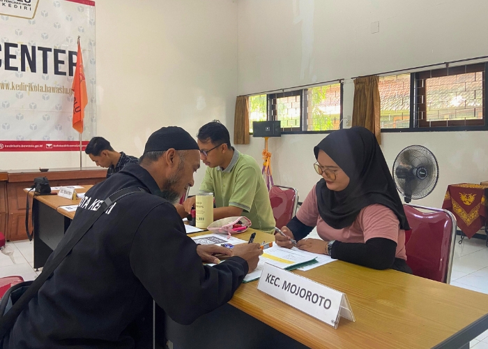 SERAHKAN BERKAS: Warga di Kecamatan Mojoroto mendaftar sebagai calon pengawas Kelurahan. Badan Pengawas Pemilu membuka rekrutmen 46 Panwaskel untuk Pilwali.
