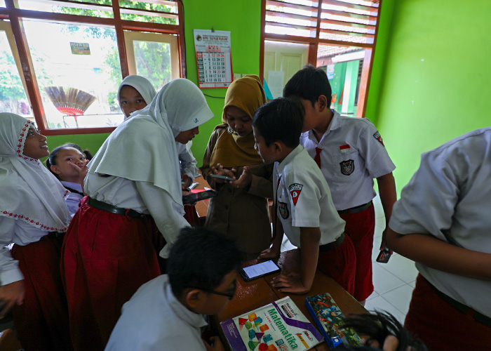 ANTUSIAS: Pelajar SDN Dermo 2 saat mengisi form pendaftaran kompetisi akademik 2024.