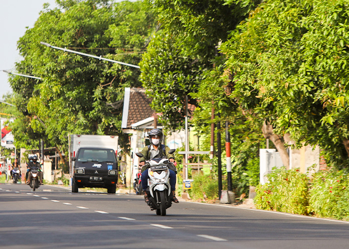 TERANG: Pengendara melintasi Jalan PB Sudirman, Banyakan yang menjadi akses ke Bandara Dhoho.