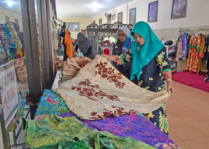 Batik Suminar memiliki motif dan kualitas yang diakui di Kediri Raya. Karya motif batiknya banyak terinsipasi dari hal yang ada di sekitarnya.