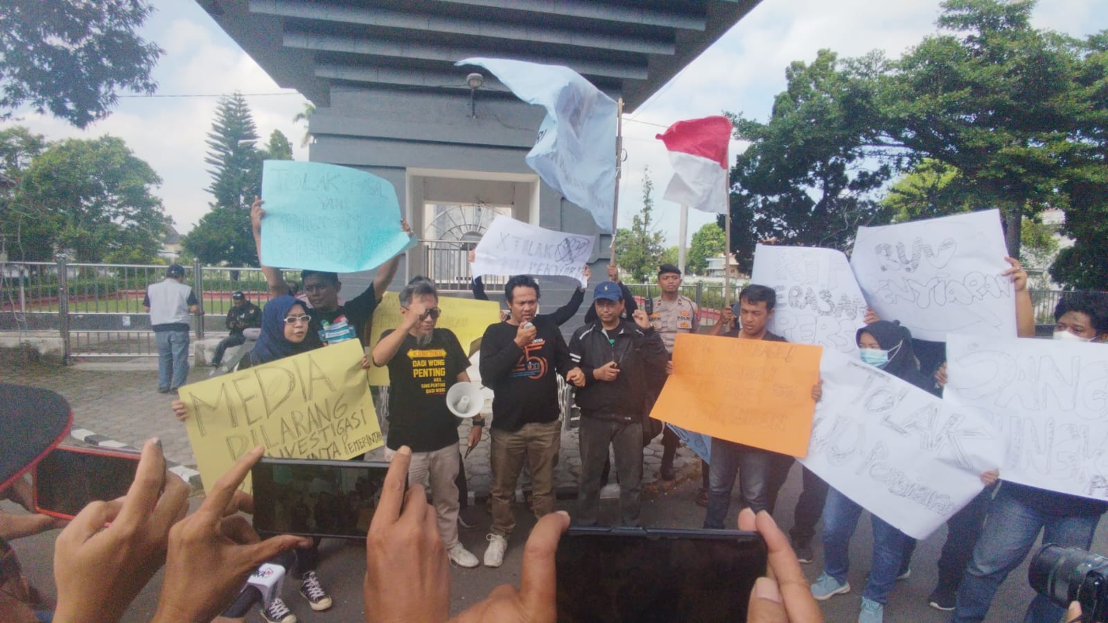 PILAR DEMOKRASI: Jurnalis di Kediri Raya menggelar aksi penolakan RUU Penyiaran yang mengancam kebebasan pers di TMP Joyoboyo Kediri.