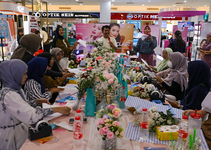 JADI RUJUKAN: Pengunjung memadati booth-booth di Kediri Beauty Fest 2024 yang berakhir kemarin. Total omzet mencapai miliaran rupiah selama lima hari pameran.