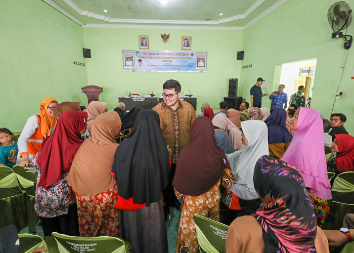TEMU WARGA: Bupati Hanindhito Himawan Pramana bersama ibu-ibu dari Desa Panjer, Kecamatan Plosoklaten saat penyerahan sertifikat PTSL.