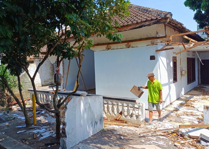 TUNGGU ALAT BERAT: Warga mengambili bahan bangunan yang bisa dimanfaatkan di rumah terdampak Tol Ki Agung.