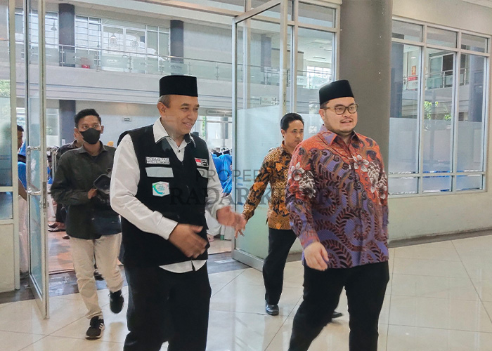 Bupati Hanindhito Himawan Pramana menyapa jemaah paling tua dalam manasik haji di Convention Hall SLG kemarin.