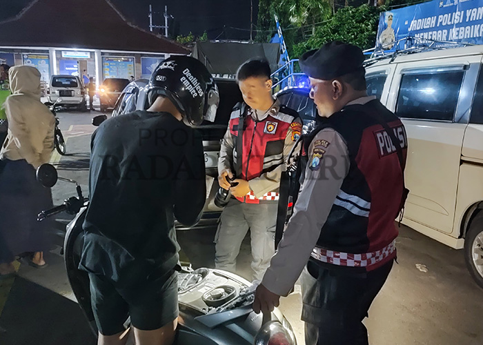 RAZIA: Polisi menjaring motor knalpot brong di Kota Kediri.