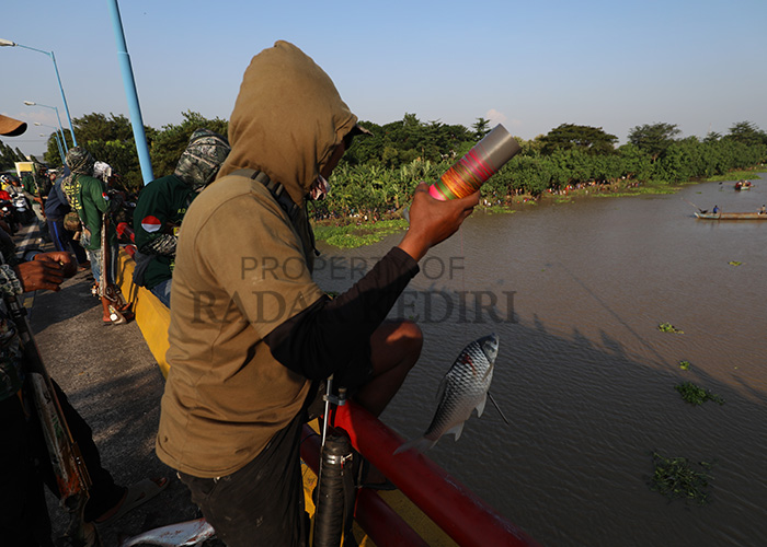 ANTUSIAS: Warga berburu ikan mabuk di Sungai Air Brantas. Mereka berbondong-bondong ke Jembatan Semampir untuk menyaksikan Pladu.