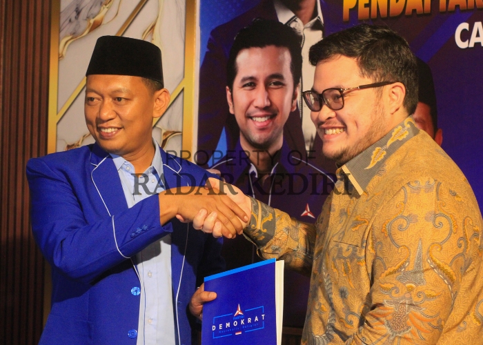 MENDAFTAR: Bupati Hanindhito Himawan Pramana (kanan) menyerahkan formulir pendaftaran kepada Ketua DPC Demokrat Kabupaten Kediri M. Zaini Rabu (22/5) malam.