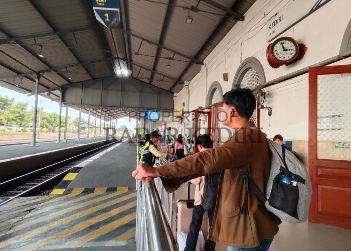 MELONJAK: Penumpang KA di Stasiun Kediri saat hendak keluar dari stasiun kemarin siang.