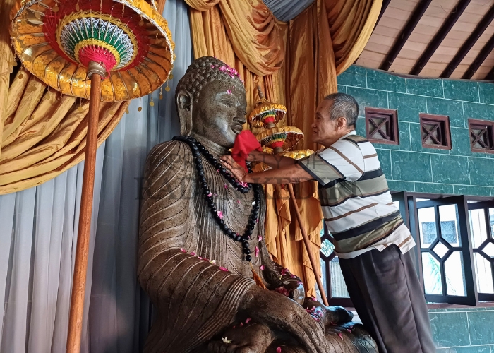 GURU AGUNG: Umat membersihkan patung Buddha Gautama jelang detik-detik Waisak yang jatuh pukul 20.52 tadi malam.
