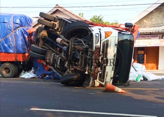 TERGULING: Truk gandeng mengalami kecelakaan di Jalan Raya Gampeng, Kecamatan Gampengrejo kemarin.