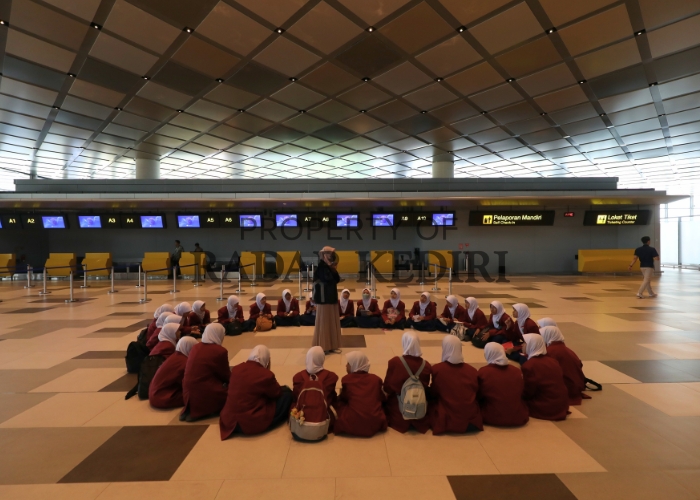 DESTINASI UNGGULAN: Pelajar Madrasah Negeri Kota Kediri berkunjung ke Bandara Dhoho Kediri kemarin. Para siswa belajar tentang ilmu aviasi ke airport officer.