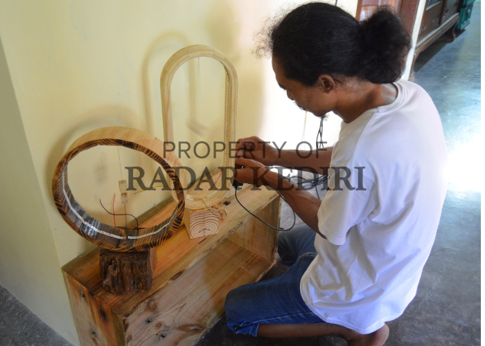 UNIK: Kreativitas Ruri Wahyudi memanfaatkan kayu palet menjadi lampumeja patut diacungi jempol.