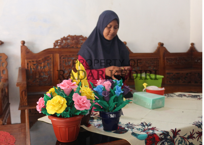 KREATIF: Widi Asri mengubah sabun batang menjadi bunga yang cantik dan wangi.