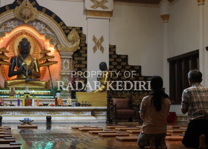 RAYAKAN WAISAK: Umat Budha saat berada di Vihara Jayasaccako Kediri kemarin malam. Ajak puluhan umat perkokoh persatuan dalam keberagaman.