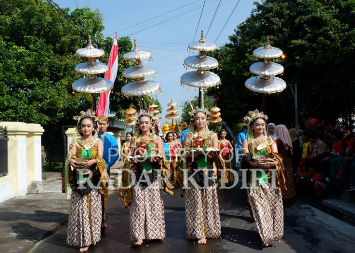 LESTARIKAN TRADISI DAN BUDAYA: Acara kirab di Desa Doko, Kecamatan Ngasem selalu  digelar setiap bulan Sura. Acara ini bertujuan untuk mendoakan leluhur dan bentuk syukur.
