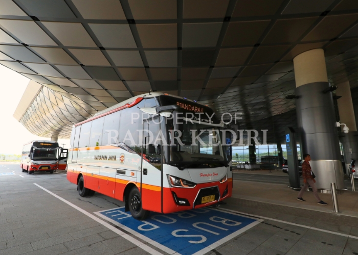 NGETEM: Bus Harapan Jaya menunggu penumpang di lokasi drop zone Bandara&nbsp;Dhoho&nbsp;Kediri.