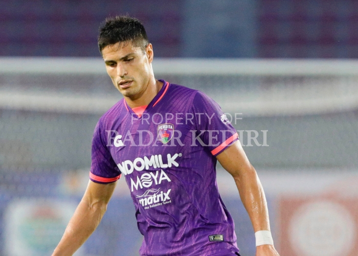 UNGU LAGI: Ramiro Fergonzi ketika membela Persita Tangerang.