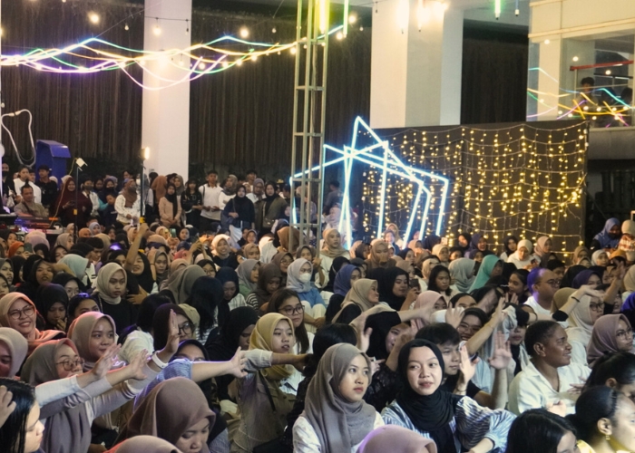 MENYALA: Ribuan pengunjung Bhakta Fest 2024 didominasi&nbsp;anak&nbsp;muda.